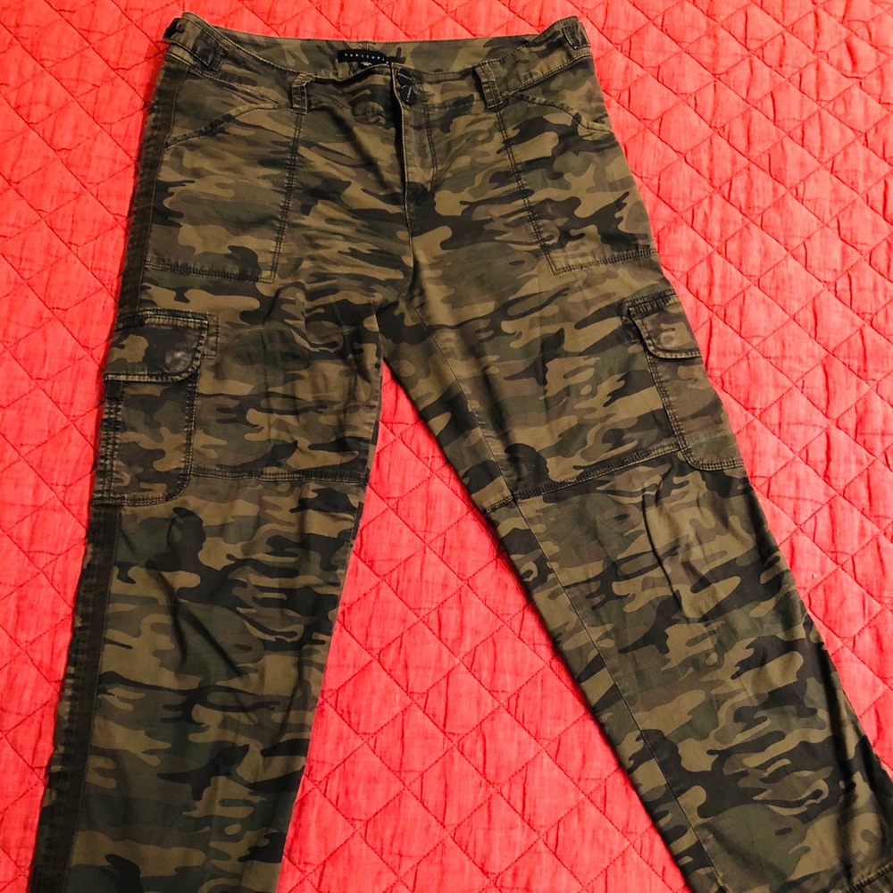 Sanctuary camouflage cargo pants size 29